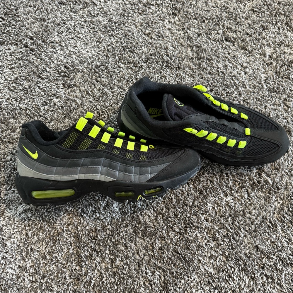 Nike Black and Green Air Max 95 Sneakers with Wavy Panels